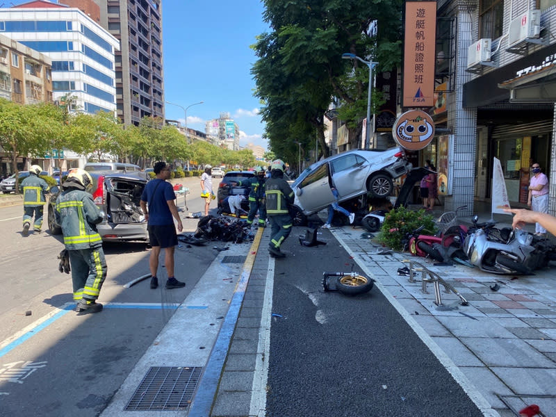 台北市羅斯福路6段附近13日上午發生一起嚴重車禍，一輛汽車疑不明原因直接撞向停在路旁的機車，造成約20多歲機車騎士傷重，送醫時心肺功能停止。（翻攝畫面）