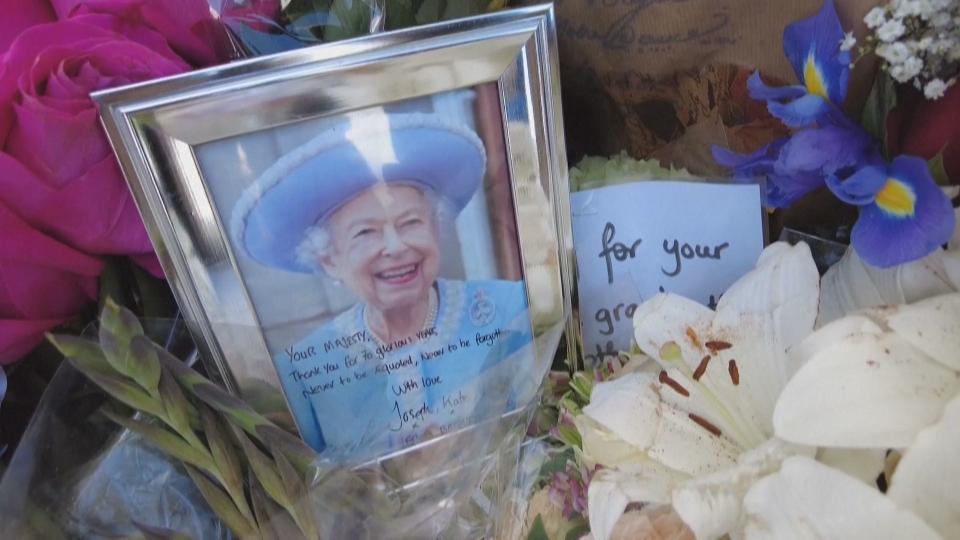澳洲有名8歲小女童，在女王伊莉莎白二世駕崩當天，收到來自女王的回信，這也有可能是女王生前所寫的最後一批信，使她感動落淚。（AFP）