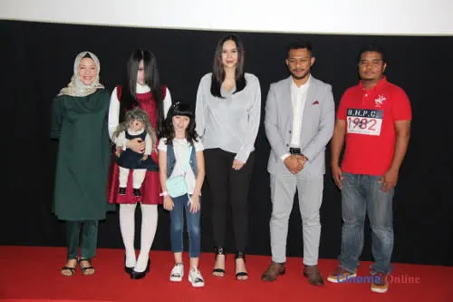 The Sacred Riana (second from left) with the cast and producers at the press screening of &quot;The Scared Riana: Beginning&quot; in Malaysia.