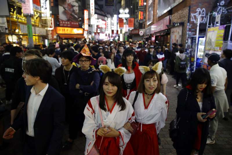 東京澀谷街頭，日本女性，日本鬧區。（美聯社）