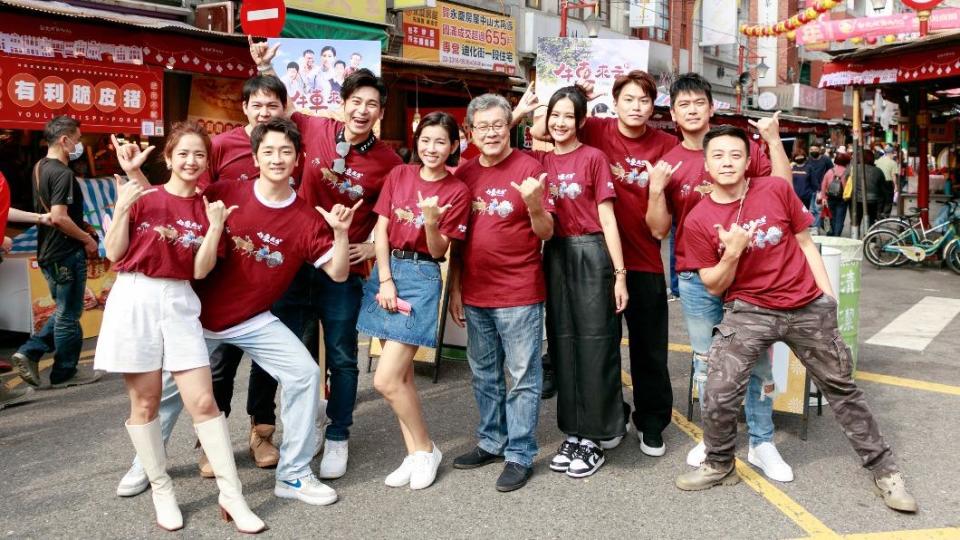 《牛車來去》劇組在年貨大街掃街宣傳，左起為臧芮軒、 葛丞、康乃星、楊子儀、米可白、楊烈、安心亞、蕭景鴻、潘逸安、廖錦德熱鬧出席。（圖／公視、禾豐製作提供）