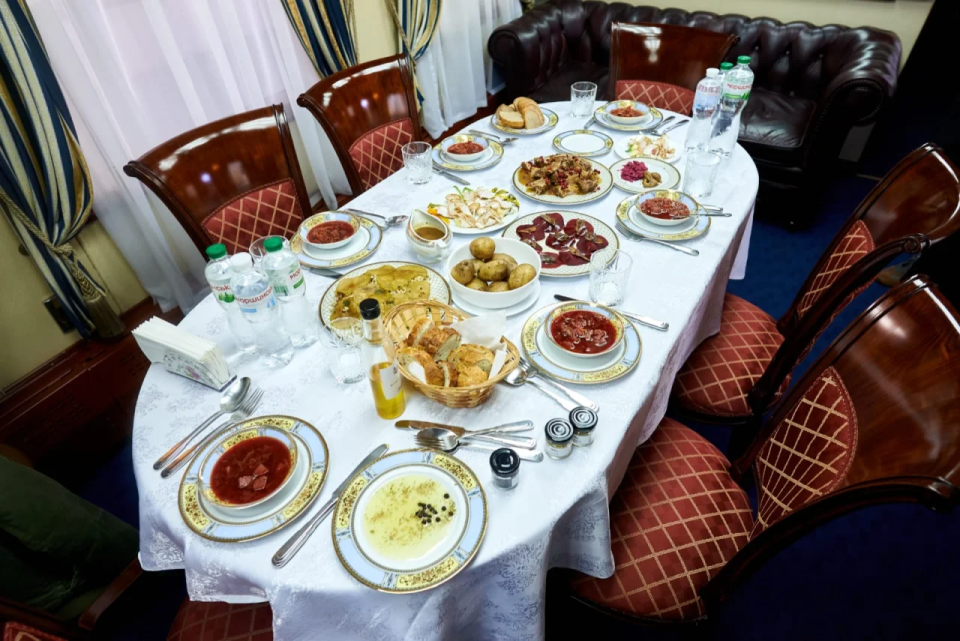 Cooks of diplomatic special flights of Ukrzaliznytsia introduce VIP guests to Ukraine through national cuisine <span class="copyright">Tetyana Dovgan / Ukrzaliznytsia</span>