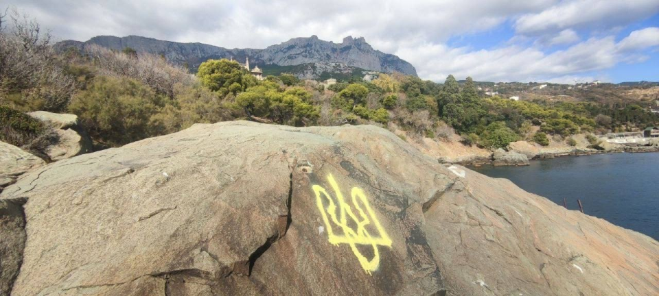 The graffiti with the Ukrainian coat of arms on the rock named after Crimea-born painter Ivan Aivazovsky. "Activists of the 'Yellow Ribbon' movement continue to spread patriotic graffiti throughout the territory of Crimea. On the surface, this is just patriotic graffiti, but every such resistance has a huge meaning. We remind the Russians again that Crimea is Ukraine, and it's time for them to pack their things for Kostroma or Ulan-Ude," says a social media post. (Yellow Ribbon/X)