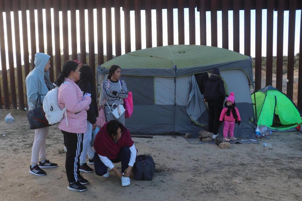 Un grupo de migrantes espera su turno para pasar a Estados Unidos el 29 de noviembre en la zona del puesto fronterizo de Jacumba, a unas 75 millas (120 kilómetros) al este de San Diego, California. Manuel Ocaño/Agencia EFE