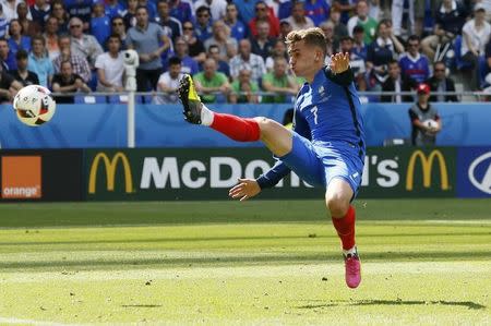 Football Soccer - France v Republic of Ireland - EURO 2016 - Round of 16 - Stade de Lyon, Lyon, France - 26/6/16 France's Antoine Griezmann misses a chance to score REUTERS/Robert Pratta Livepic