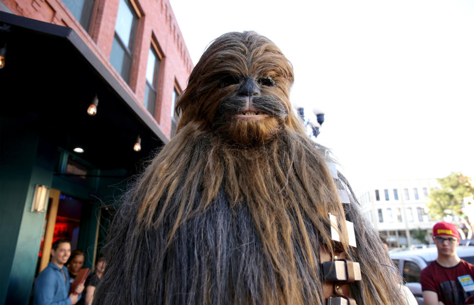 "Star Wars"-Held Chewbacca - hier bei der Comic-Con 2019 in San Diego - ist Kult. (Bild: Quinn P. Smith/Getty Images)