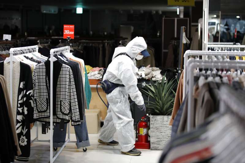 武漢肺炎疫情肆虐，南韓首爾一處商場正在消毒。（美聯社）