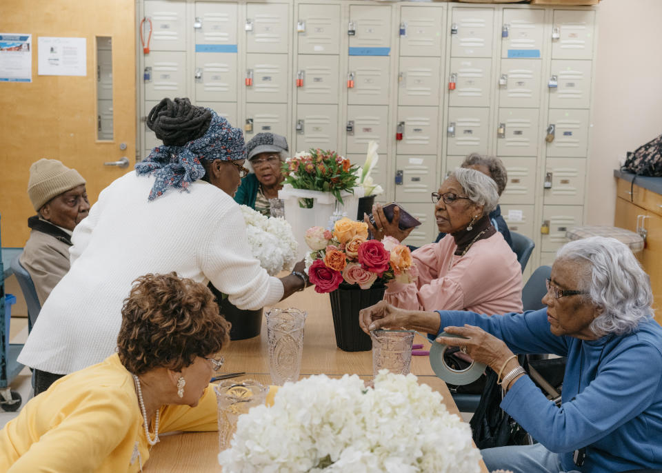 Kaifa Anderson-Hall, a la izquierda, trabaja con un grupo de ancianos en el Centro de Bienestar para los Ancianos del Programa de Ciudades Modelo, en Washington D. C., el 2 de marzo de 2020. (Justin T. Gellerson/The New York Times)