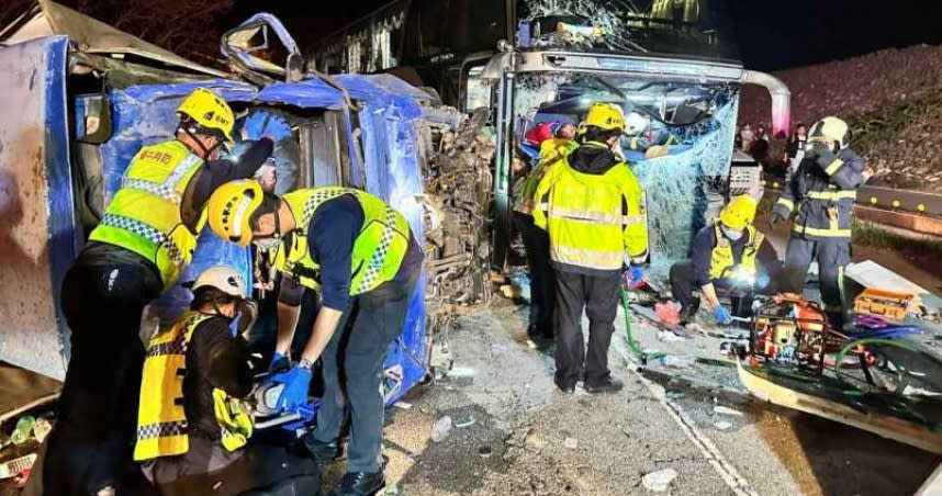 網紅肥大叔團隊包車員旅回程遭小貨車逆上撞上，釀成7傷1命危，肥大叔開直播控對方酒駕。（圖／民眾提供）