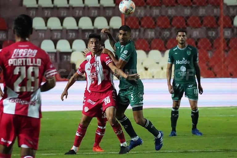 Martín Cañete, uno de los volantes ofensivos de Union, intenta ganar la posición ante la marca de Fabio Vázquez, mediocampista de Sarmiento