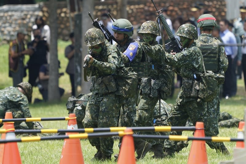 成功嶺新兵訓練　助教班長指導（1） 總統賴清德28日首度前往台中成功嶺視導義務役新兵 訓練，新兵們在助教班長的指揮下，在訓練場演練戰 鬥互助任務。 中央社記者徐肇昌攝　113年6月28日 