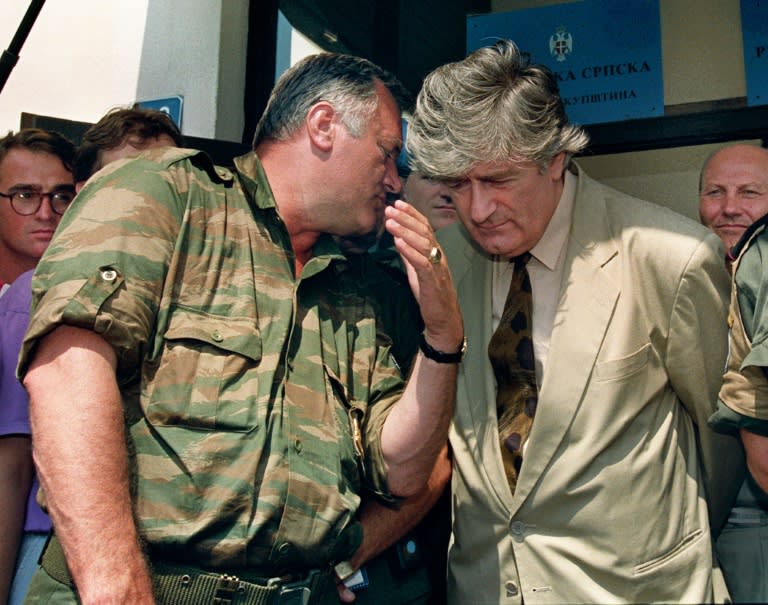 Ratko Mladic (à gauche) et le dirigeant serbe de Bosnie Radovan Karadzic, le 5 août 1993 à Pale, en Bosnie