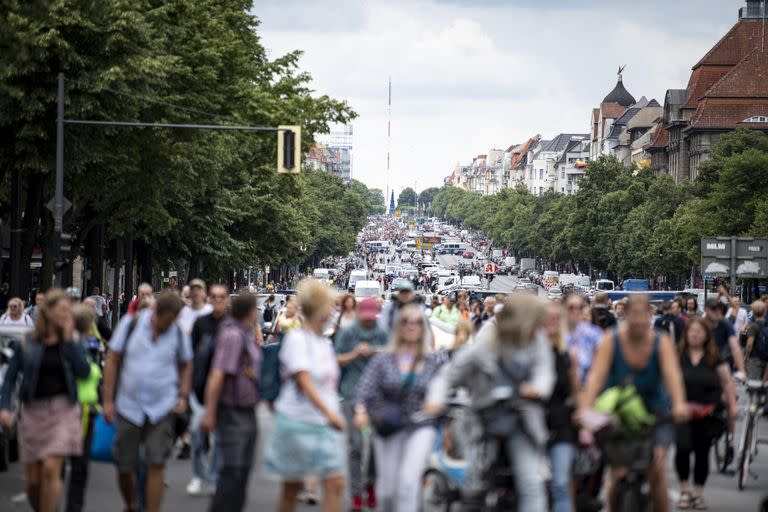 Los manifestantes caminan por Bismarckstrasse en Berlín