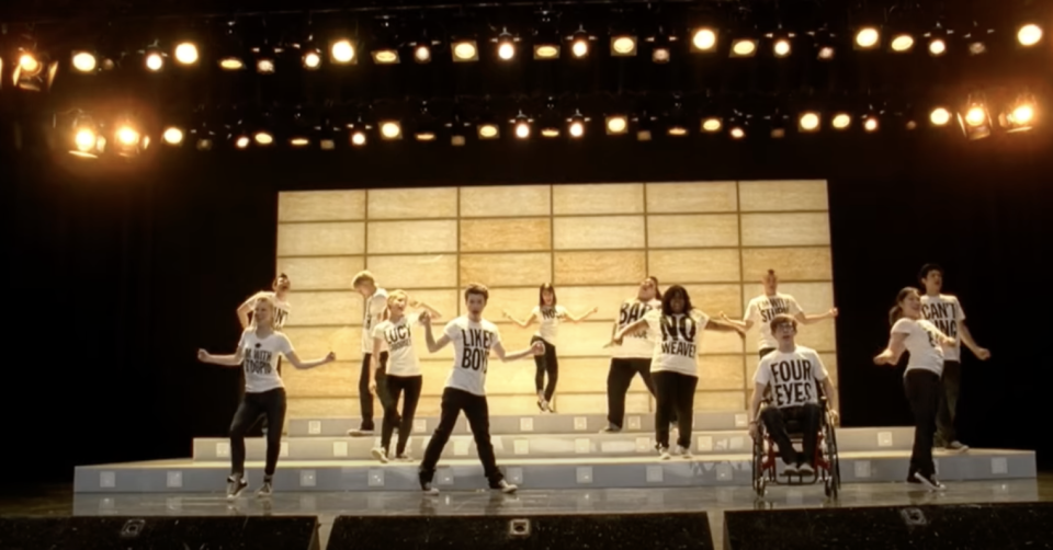 Cast of "Glee" performing