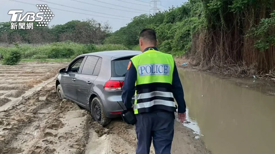 &#x008d99;&#x005973;&#x007684;&#x008eca;&#x006158;&#x005361;&#x005728;&#x006ce5;&#x006fd8;&#x004e2d;&#x003002;&#x00ff08;&#x005716;&#x00ff0f;TVBS&#x00ff09;