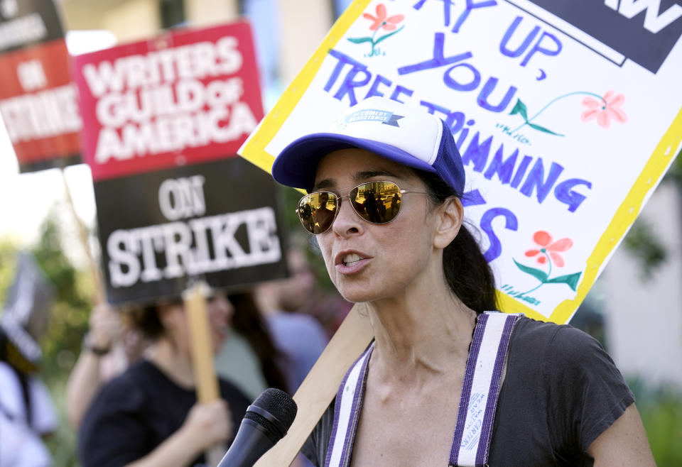 Sarah Silverman en una protesta fuera de Netflix el 26 de julio de 2023, en Los Angeles. (Foto AP/Chris Pizzello)