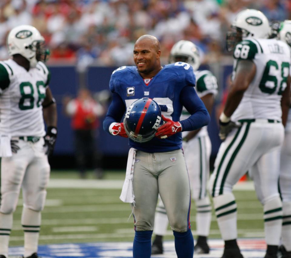 In this October 07, 2007 photo,  New York Giants linebacker Antonio Pierce takes a break in the first half against the Jets.
