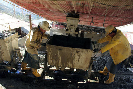 Unos trabajadores en una mina de oro en Vetas, Colombia, feb 28, 2018. REUTERS/Julia Symmes Cobb