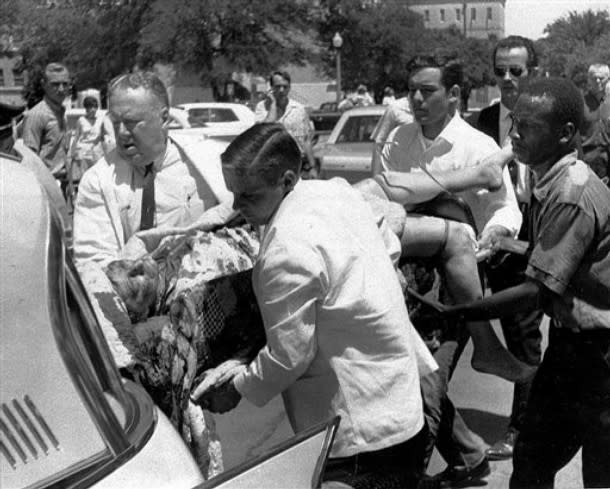 <p>Foto de archivo de varias personas trasladando a una de las víctimas heridas. (AP) </p>