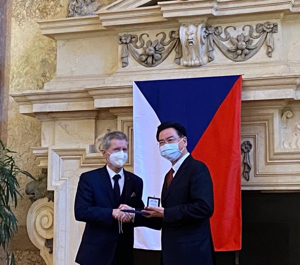 外交部長吳釗燮接受捷克參議院議長韋德齊（Miloš Vystrčil）頒發「國際貴賓」銀質獎章。   圖：外交部提供