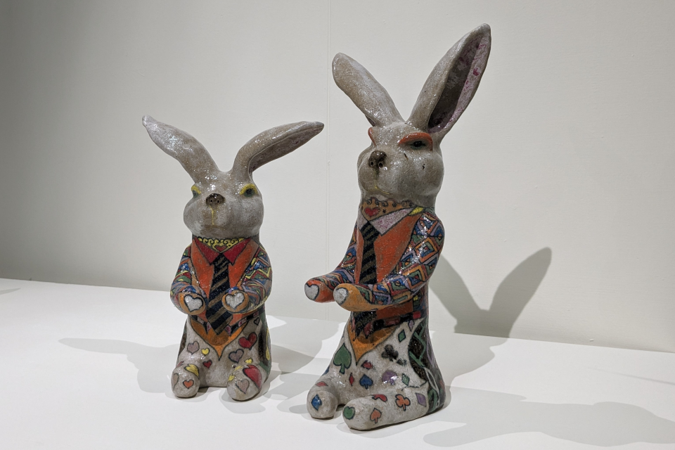 藝術家阿德以想像力創作充滿童趣的兔子作品


