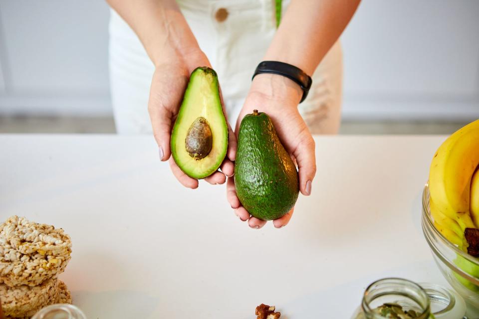 <p>Auch Avocados mit braunen oder matschigen Stellen eignen sich für vielseitige Rezepte. Wer die Früchte nicht mehr als Zutat in Buddha-Bowls oder im Salat sieht, muss die nährreichen Früchte nicht entsorgen. Avocados enthalten viele gesunde Mineralstoffe wie Kalium, ungesättigte Fettsäuren und Vitamin E, B6 und D. Und diese Nährstoffpakete sind definitiv zu schade für die Tonne. (Bild: iStock/BONDART)</p> 