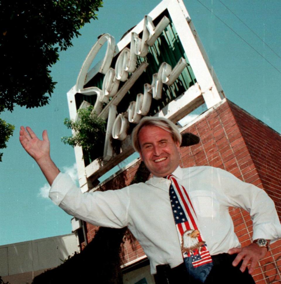 En esta foto de 1996, Lennard Blomkist, entonces dueño de Searstown en US 1 and Sunrise Blvd. Fort Lauderdale, posa cerca de un letrero exterior.