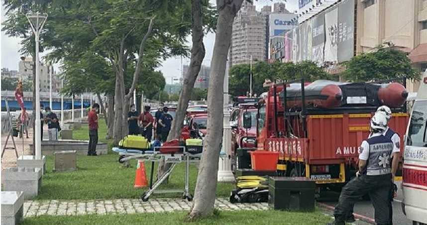 高市14歲少女掉落愛河，消防員派員到場搶救中。（圖／袁庭堯攝）