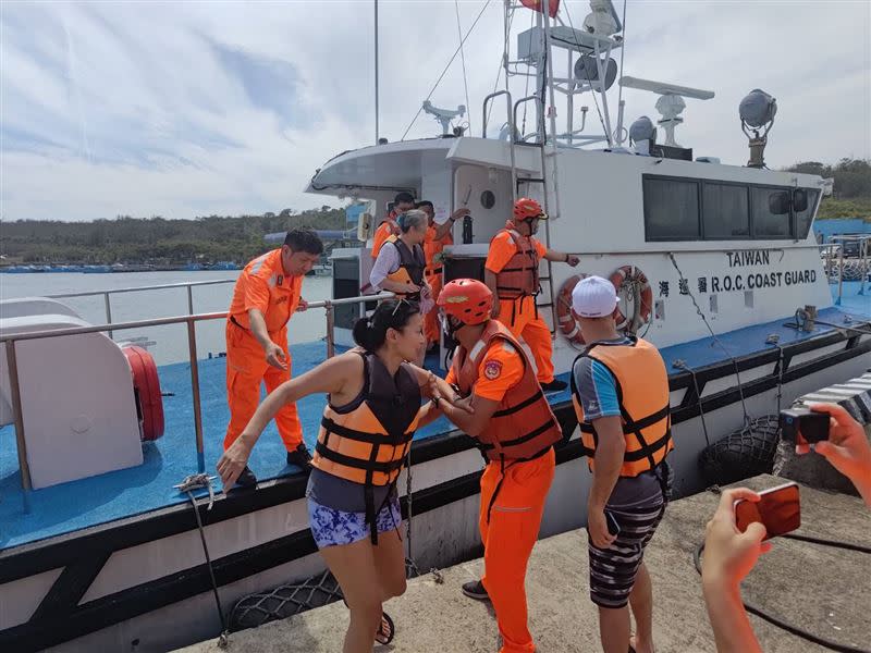 3名遊客搭乘巡防艇安全返回後壁湖漁港。（圖／海巡署南部分署提供）