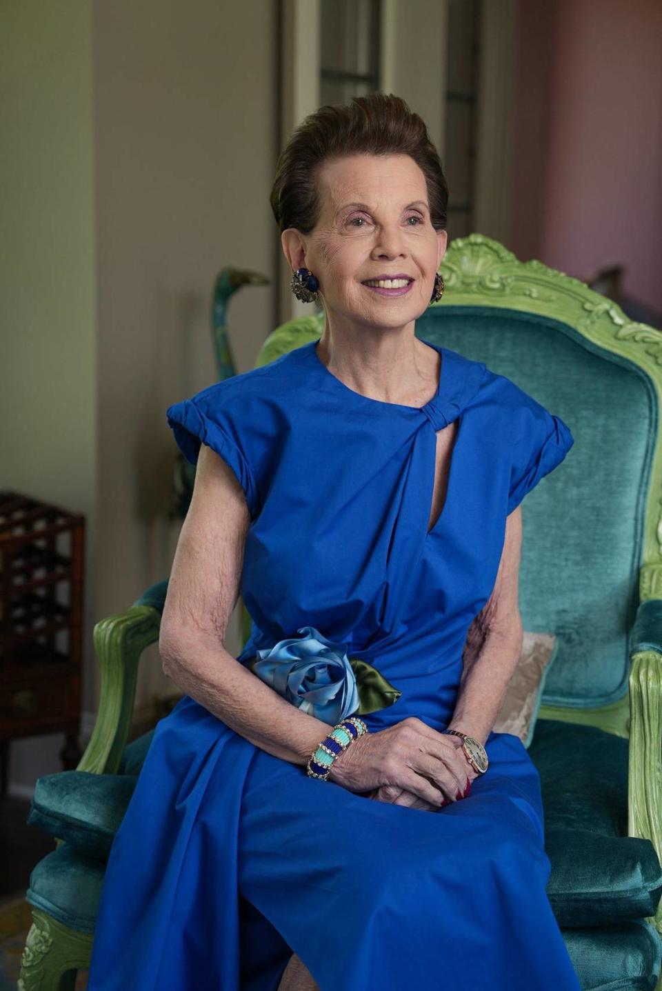 La líder empresarial y filántropa Adrienne Arsht posa para una foto en su casa en Maryland, el lunes 8 de abril de 2024.