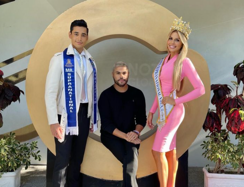 Venezuelan designer Prince Julio César, director of Miss Universe Cuba (center), with William Badell y Valentina Sánchez Trivella, Mister y Miss Supranational Venezuela 2019.