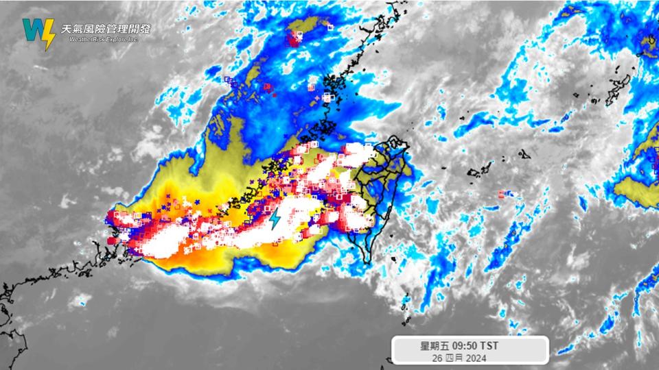 台灣部分地區出現密集閃電。（圖／翻攝自天氣風險 WeatherRisk臉書）