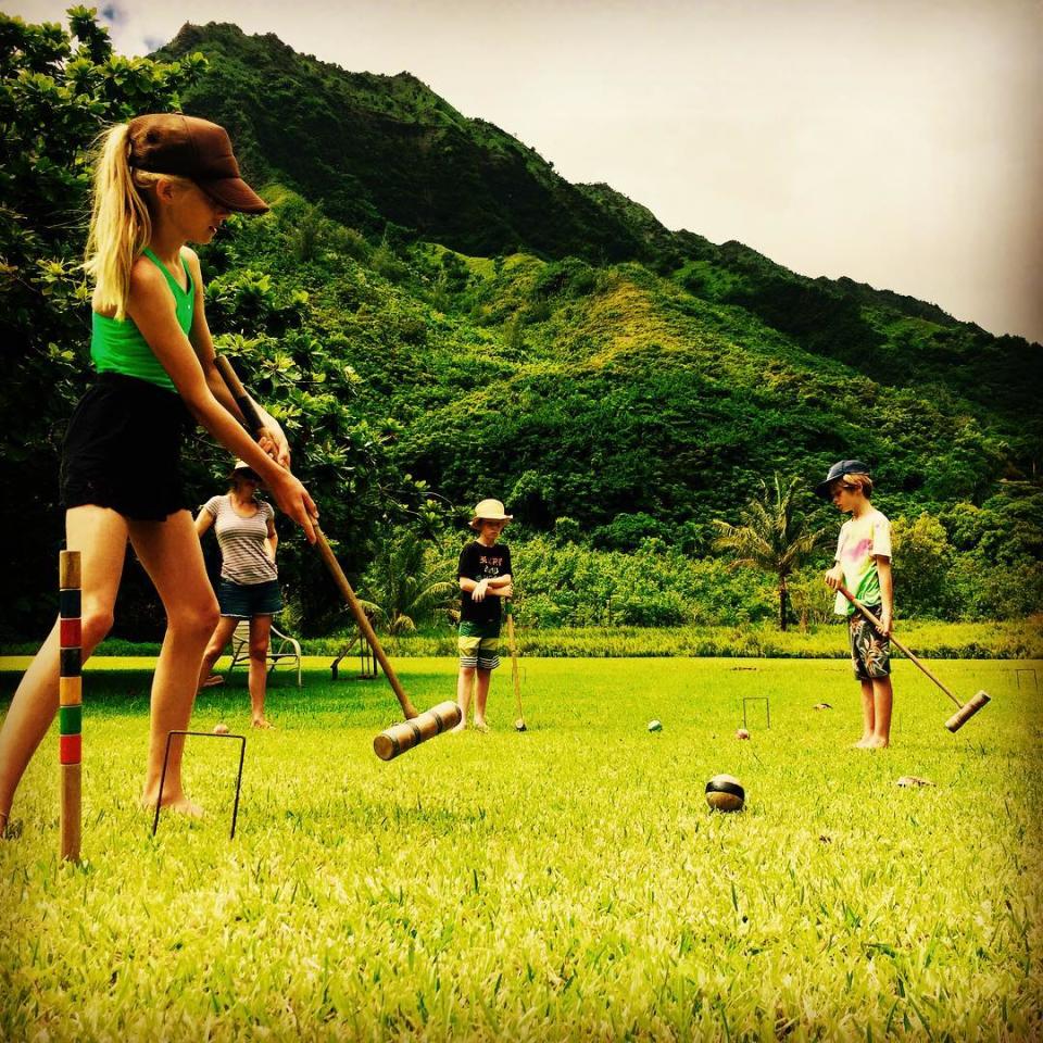 Jugando al croquet en familia