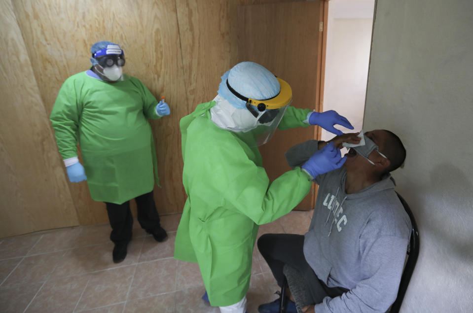 Un trabajador de salud realiza una prueba de detección de coronavirus el miércoles 5 de agosto de 2020 a un residente de la alcaldía de Xochimilco, en la Ciudad de México. (AP Foto/Eduardo Verdugo)