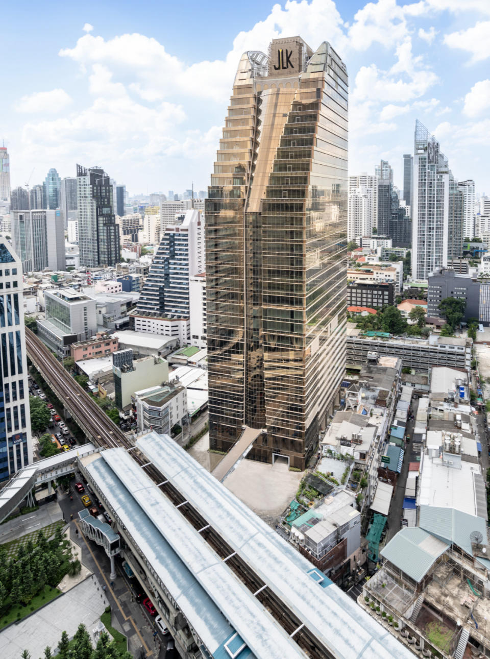 中租在泰國蓋32層摩天大樓JLK Tower開幕 總裁辜仲立：曼谷新地標。圖/中租提供