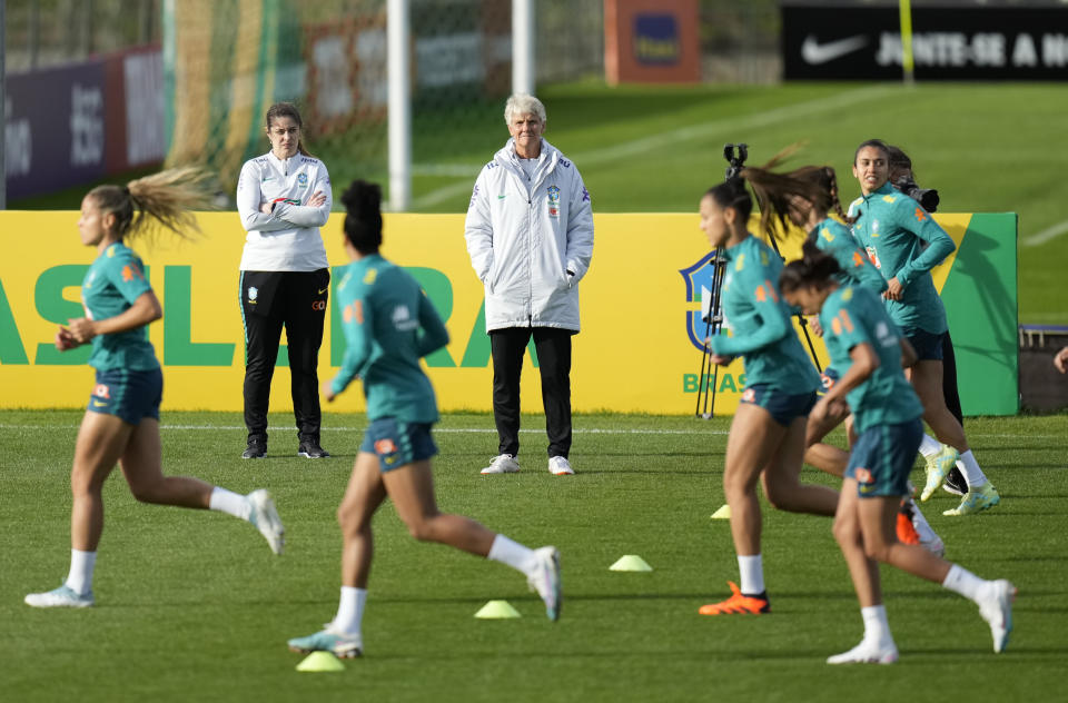 Pia Sundhage, entrenadora de la selección de Brasil, observa una sesión de entrenamiento en el centro de preparación de la Granja Comary, de cara a la participación de su equipo en la Copa del Mundo, en Teresópolis, Brasil, el viernes 23 de junio de 2023. (AP Foto/Silvia Izquierdo)