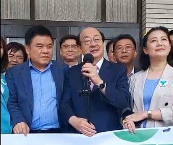 圖片：立法院會今天表決行政院針對國會職權修法提請立法院覆議案，在計票作業結束後，民進黨立法院黨團成員全數走出議場外舉行記者會，黨團總召柯建銘（前排中）說明立場，右為黨團幹事長吳思瑤、左為黨團書記長莊瑞雄（取自民進黨立法院黨團臉書直播影片）