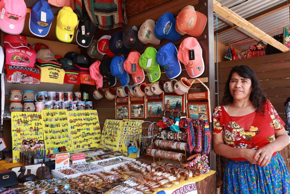 Una mujer vende sus artesanías en la zona de comercio de las Barrancas del Cobre, el 26 de junio de 2024 en el municipio de Creel, en el estado de Chihuahua. La tierra de los tarahumara o rarámuris, que se traduce como “pies ligeros”, en las Barrancas del Cobre, ubicadas en el estado de Chihuahua, es un asombroso conjunto de cañones de casi 2.000 metros de profundidad que está emergiendo como uno de los destinos turísticos más atractivos del norte de México.