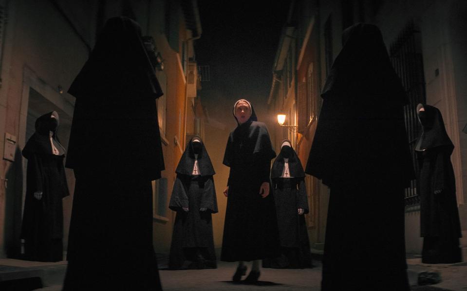 In "The Nun II" kehrt eine der meistgefürchteten Horrorfiguren der jüngeren Vergangenheit zurück: Kann Schwester Irene (Taissa Farmiga) den Dämon zurück in die Hölle schicken? (Bild: 2023 Warner Bros. Entertainment Inc.)