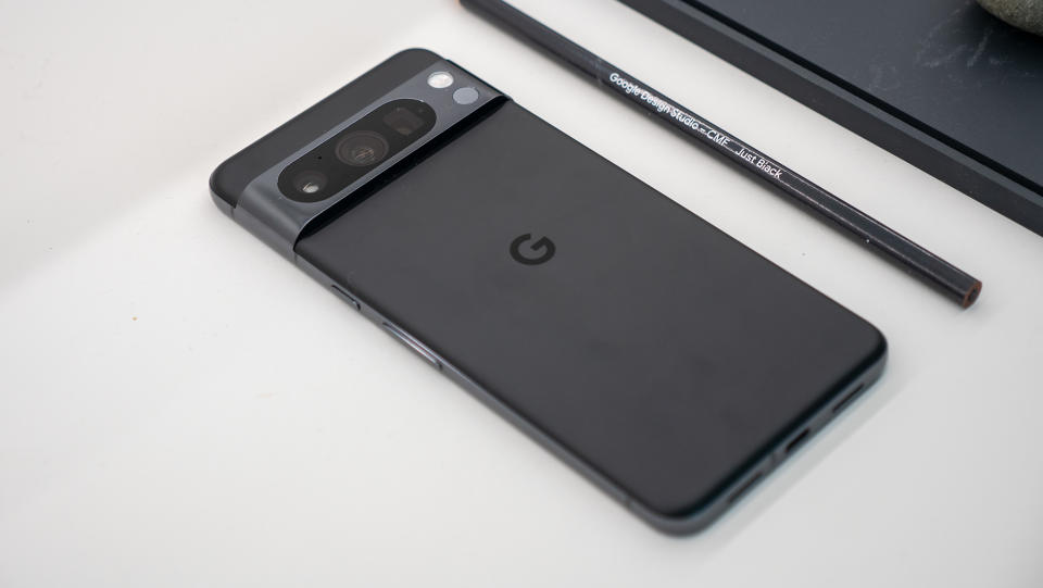  Hands-on with the Google Pixel 8 Pro. 