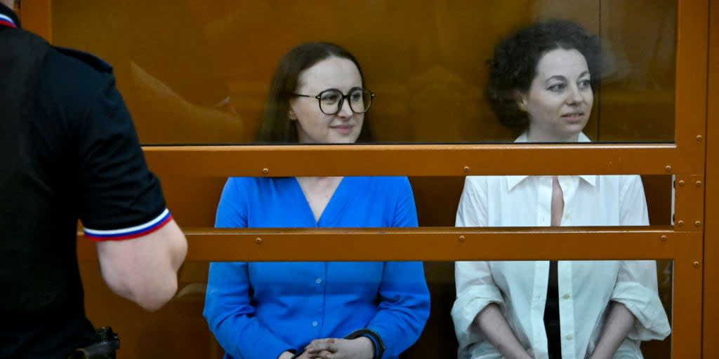 Die angeklagten Künstlerinnen während der Urteilsverkündung.<span class="copyright">Getty Images / AFP / Alexander Nemenov</span>