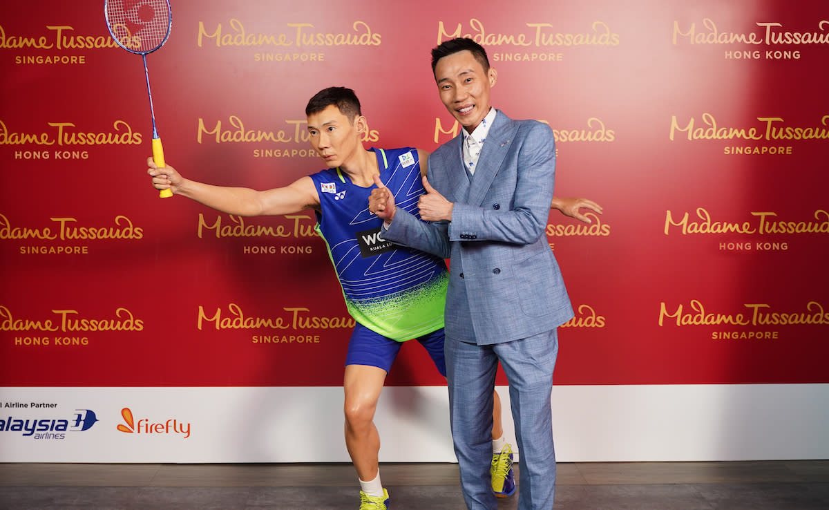 Malaysia's former world No.1 shuttler Lee Chong Wei poses with his thumbs up alongside his wax figure at Madame Tussauds Singapore. 