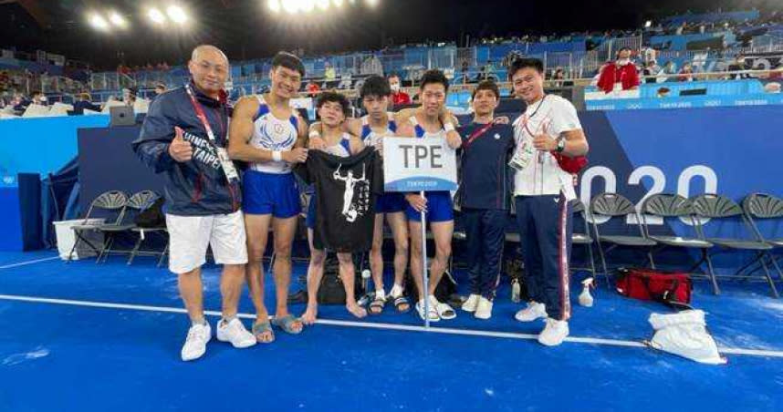 中華男子體操隊帶著印有游朝偉吊環的黑色短T參加東京奧運，並拿出來鼓舞士氣。（圖／中華男子體操隊提供）