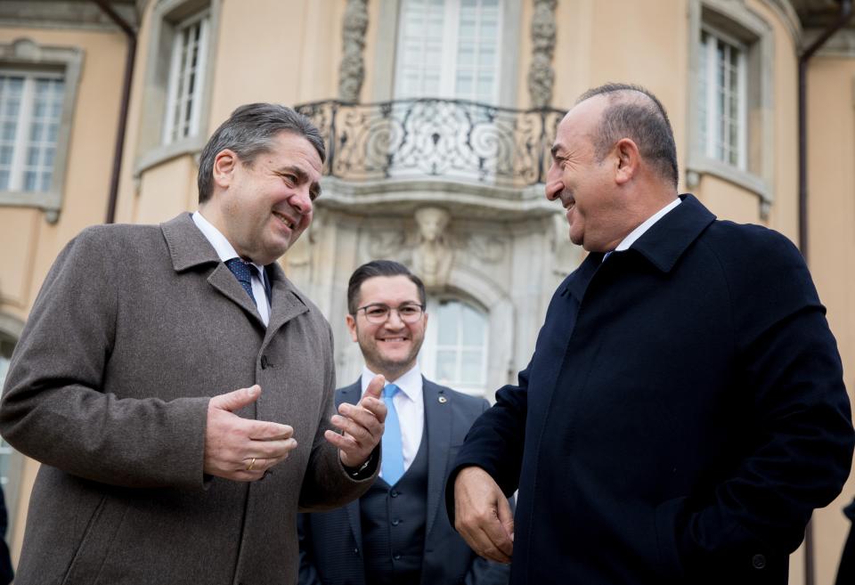 Mehr Schein als Sein? Gabriel bei einem Treffen mit dem türkischen Außenminister. (Bild: Kay Nietfeld/dpa)