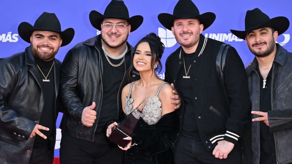 Grupo Frontera con Becky G.