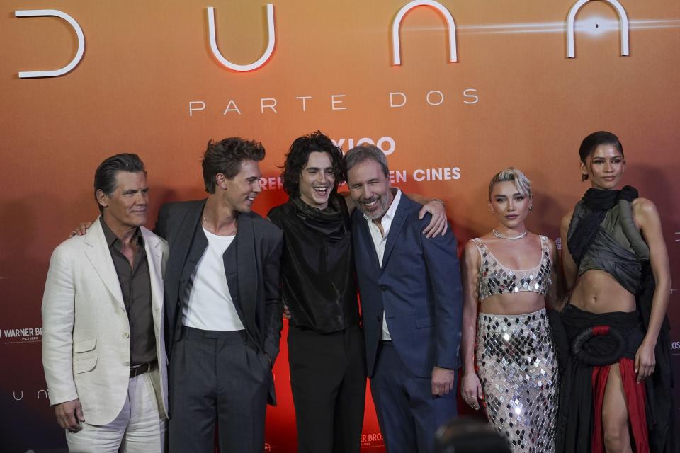 Los actores Josh Brolin, de izquierda a derecha, Austin Butler, Timothee Chalamet, Florence Pugh y Zendaya posan con el director Denis Villeneuve, centro, en una sesión fotográfica para promover la película "Dune: Part Two" en la Ciudad de México el lunes 5 de febrero de 2024. (Foto AP/Marco Ugarte)