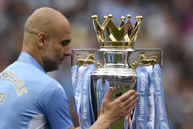 Pep Guardiola acaricia el trofeo de campeón de la última Premier League; Manchester City ganó cuatro de las últimas cinco ligas de Inglaterra