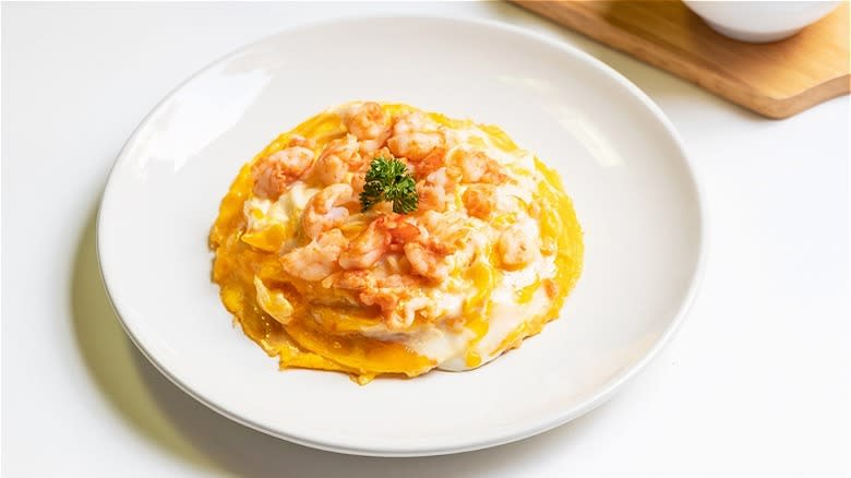 Scrambled eggs with shrimp