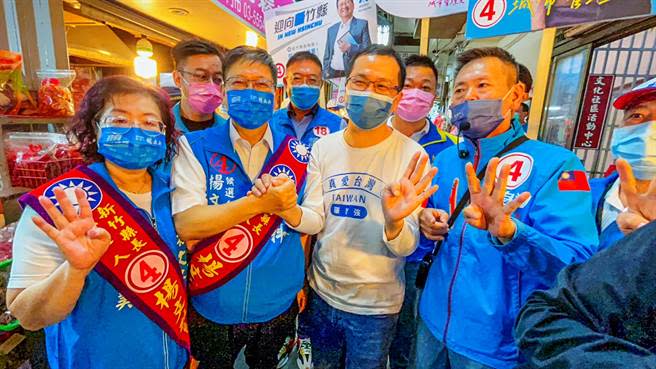 競選連任的縣長楊文科（左二起）、台北市前議員羅智強及竹北市長候選人林為洲合體「好4成雙」，在仁義市場掃街拜票。（羅浚濱攝）