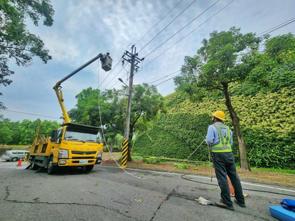 台電欲引進移工提高供電妥善率。   圖：台電高雄區處/提供（資料照）。